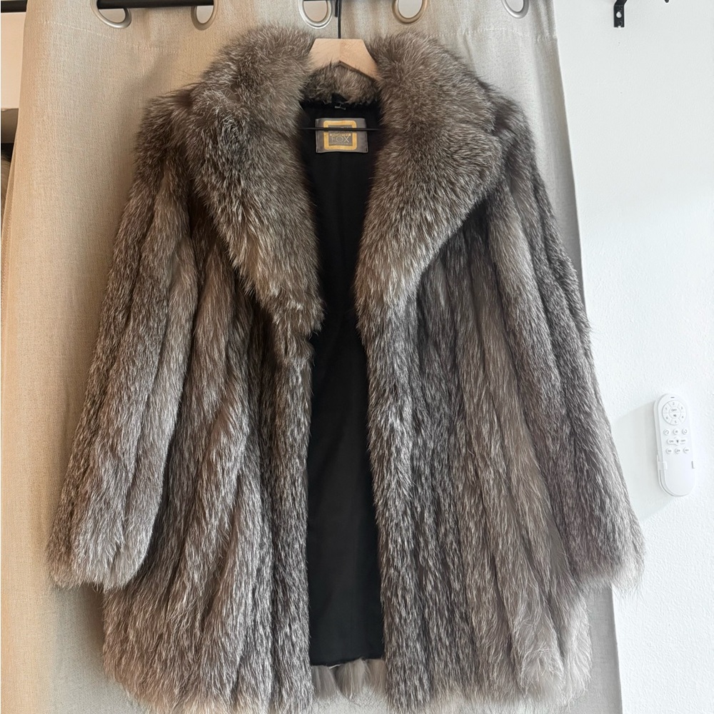 Luxurious Genuine Silver Fox Fur Coat Saga Fox Gold